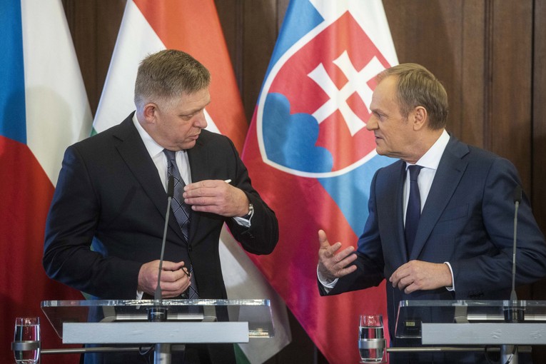 Phiên bản chính thức của 555Win Slovakia Robert Fico (tr&aacute;i) v&agrave; Phiên bản chính thức của 555Win Ba Lan Donald Tusk (phải), trong cuộc họp b&aacute;o ở Praha, Czech, ng&agrave;y 27/2. Ảnh: Bloomberg.