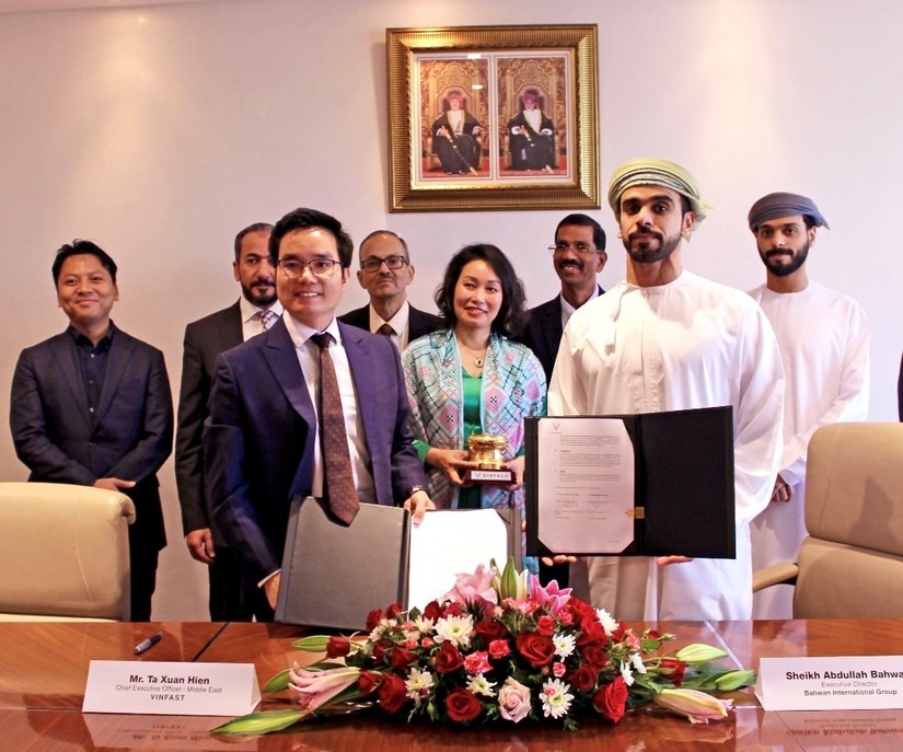Chủ tịch VinFast L&ecirc; Thị Thu Thủy c&ugrave;ng Tổng Gi&aacute;m đốc VinFast Trung Đ&ocirc;ng Tạ Xu&acirc;n Hiển v&agrave; &ocirc;ng Abdullah Ahmed Salim Bahwan, Tổng Gi&aacute;m đốc Bahwan Automobiles Trading tại buổi lễ k&yacute; kết. Nguồn: BAT.