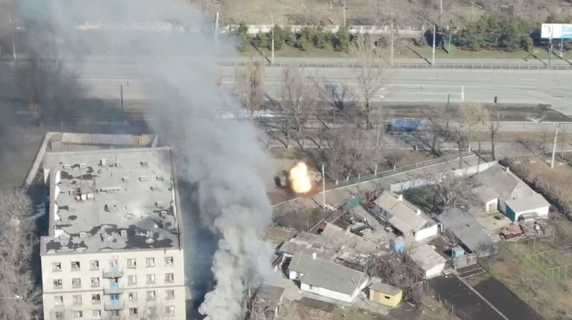 Một t&ograve;a nh&agrave; bốc ch&aacute;y ở Mariupol, Ukraine, ng&agrave;y 13/3. Ảnh: Israel Hayom
