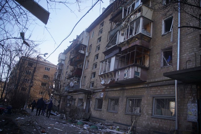 To&agrave;n cảnh thiệt hại sau khi ph&aacute;o k&iacute;ch v&agrave;o một t&ograve;a nh&agrave; ở quận Kamianets-Podilsky của Kiev, Ukraine, v&agrave;o ng&agrave;y 18/3. Ảnh: Getty Images
