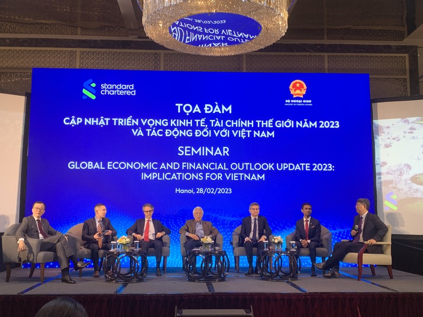 C&aacute;c diễn giả tại Toạ đ&agrave;m do ng&acirc;n h&agrave;ng Standard Chartered v&agrave; Bộ Ngoại giao phối hợp tổ chức (Ảnh: Thu Trang)