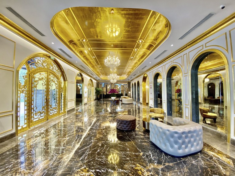 Sảnh ch&iacute;nh kh&aacute;ch sạn Dolce by Wyndham Hanoi Golden Lake.