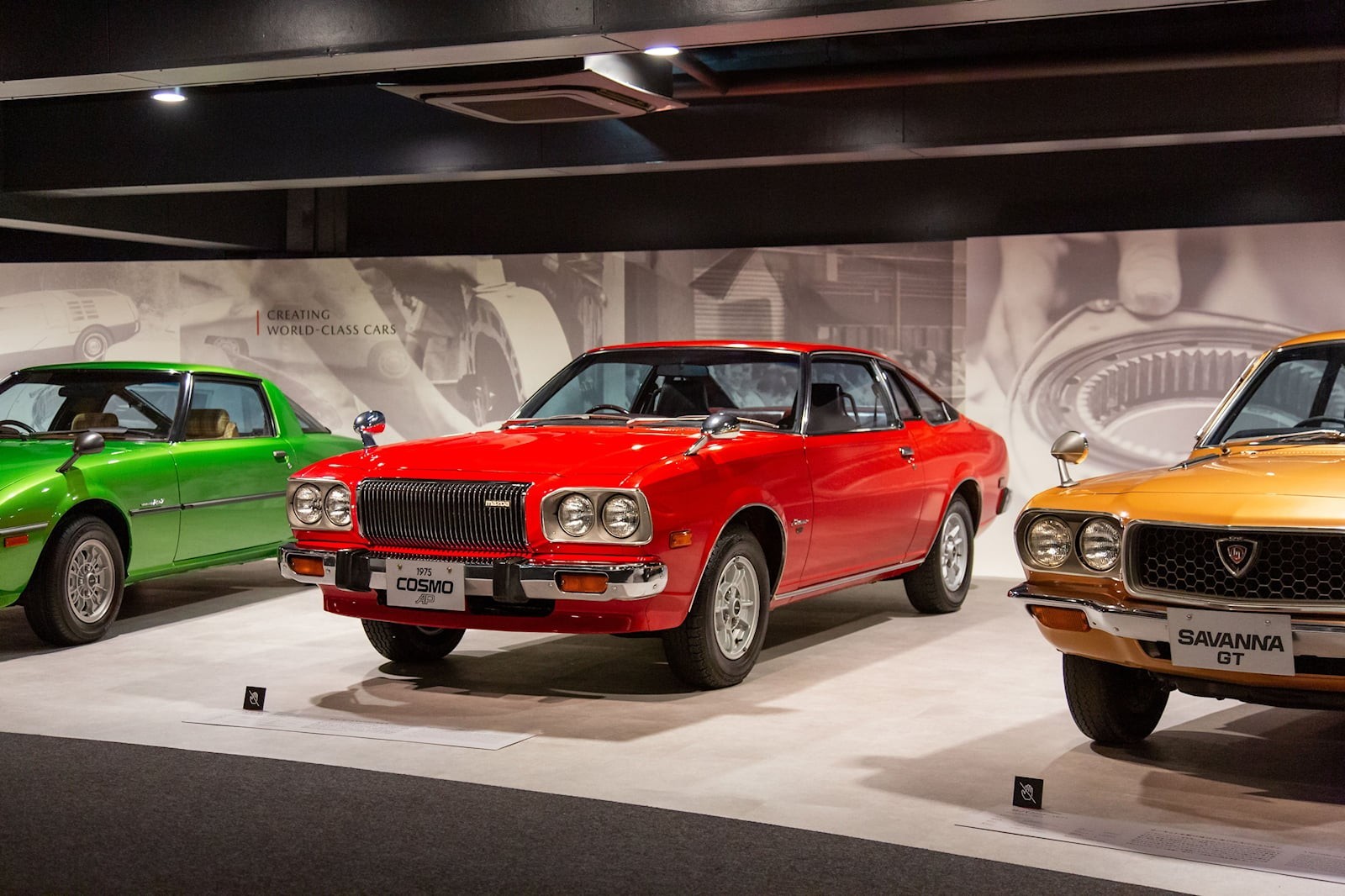 Chiếc Mazda Cosmo AP (m&agrave;u đỏ) v&agrave; Mazda Savanna (v&agrave;ng)