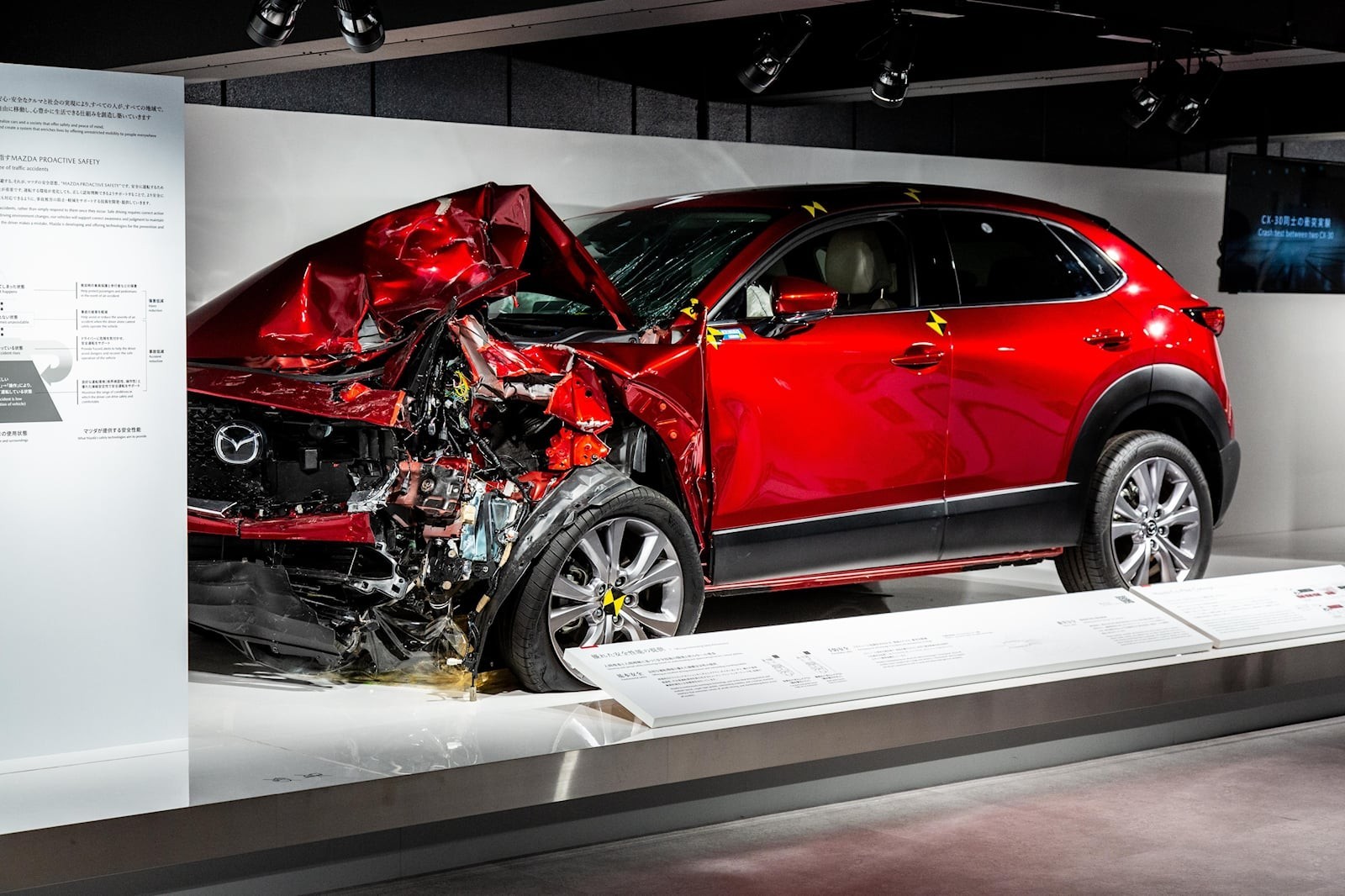 Chiếc Mazda CX-30 được sử dụng trong qu&aacute; tr&igrave;nh thử nghiệm va chạm mạnh.