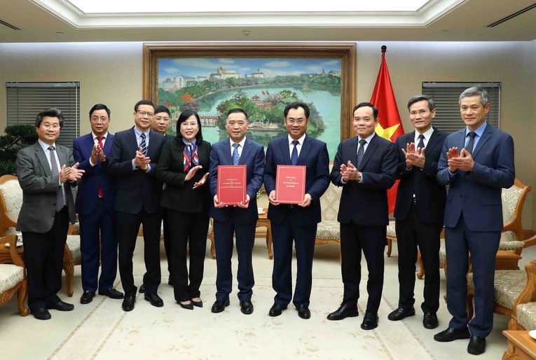 Ph&oacute; Phiên bản chính thức của 555Win Trần Lưu Quang chứng kiến lễ trao đổi Bi&ecirc;n bản ghi nhớ hợp t&aacute;c giữa UBND tỉnh Th&aacute;i Nguy&ecirc;n v&agrave; tập đo&agrave;n Sunny. Ảnh: VGP