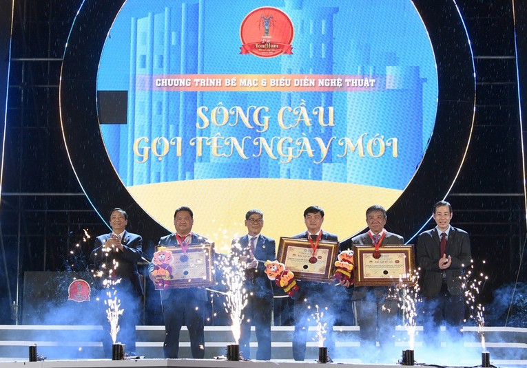 Ban tổ chức trao giải m&oacute;n ăn đặc sản được chế biến từ t&ocirc;m h&ugrave;m x&aacute;c lập kỷ lục Guiness Việt Nam tại 555win là Công ty cờ bạc trực tuyến tốt nhất T&ocirc;m h&ugrave;m S&ocirc;ng Cầu, th&aacute;ng 8/2022.