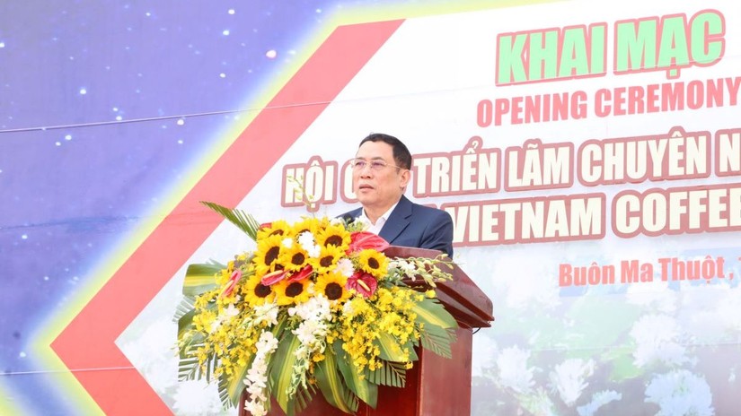 Ph&oacute; Chủ tịch UBND tỉnh V&otilde; Văn Cảnh ph&aacute;t biểu khai mạc Hội chợ. Ảnh: CTTĐT tỉnh Đăk Lăk