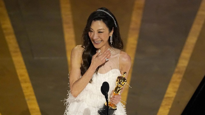 Diễn vi&ecirc;n Dương Tử Quỳnh nhận giải Nữ diễn vi&ecirc;n ch&iacute;nh xuất sắc tại Lễ trao giải Oscar lần thứ 95 ở Hollywood, Los Angeles, California, ng&agrave;y 12/3. Ảnh: AP