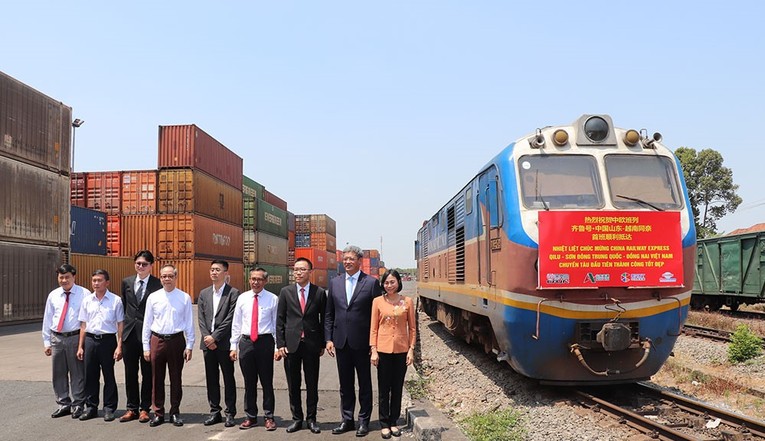Tổng l&atilde;nh sự Trung Quốc tại TP HCM Ngụy Hoa Tường v&agrave; Ph&oacute; chủ tịch UBND tỉnh Đồng Nai Nguyễn Thị Ho&agrave;ng c&ugrave;ng đo&agrave;n đi tham quan t&agrave;u China Railway Express Qilu - Sơn Đ&ocirc;ng. Nguồn: B&aacute;o Đồng Nai.