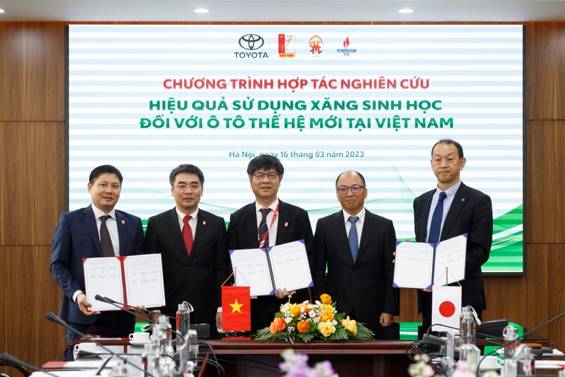 Buổi lễ k&yacute; kết bi&ecirc;n bản ghi nhớ Dự &aacute;n nghi&ecirc;n cứu hiệu quả ứng dụng nhi&ecirc;n liệu sinh học đối với &ocirc; t&ocirc; thế hệ mới tại Việt Nam.