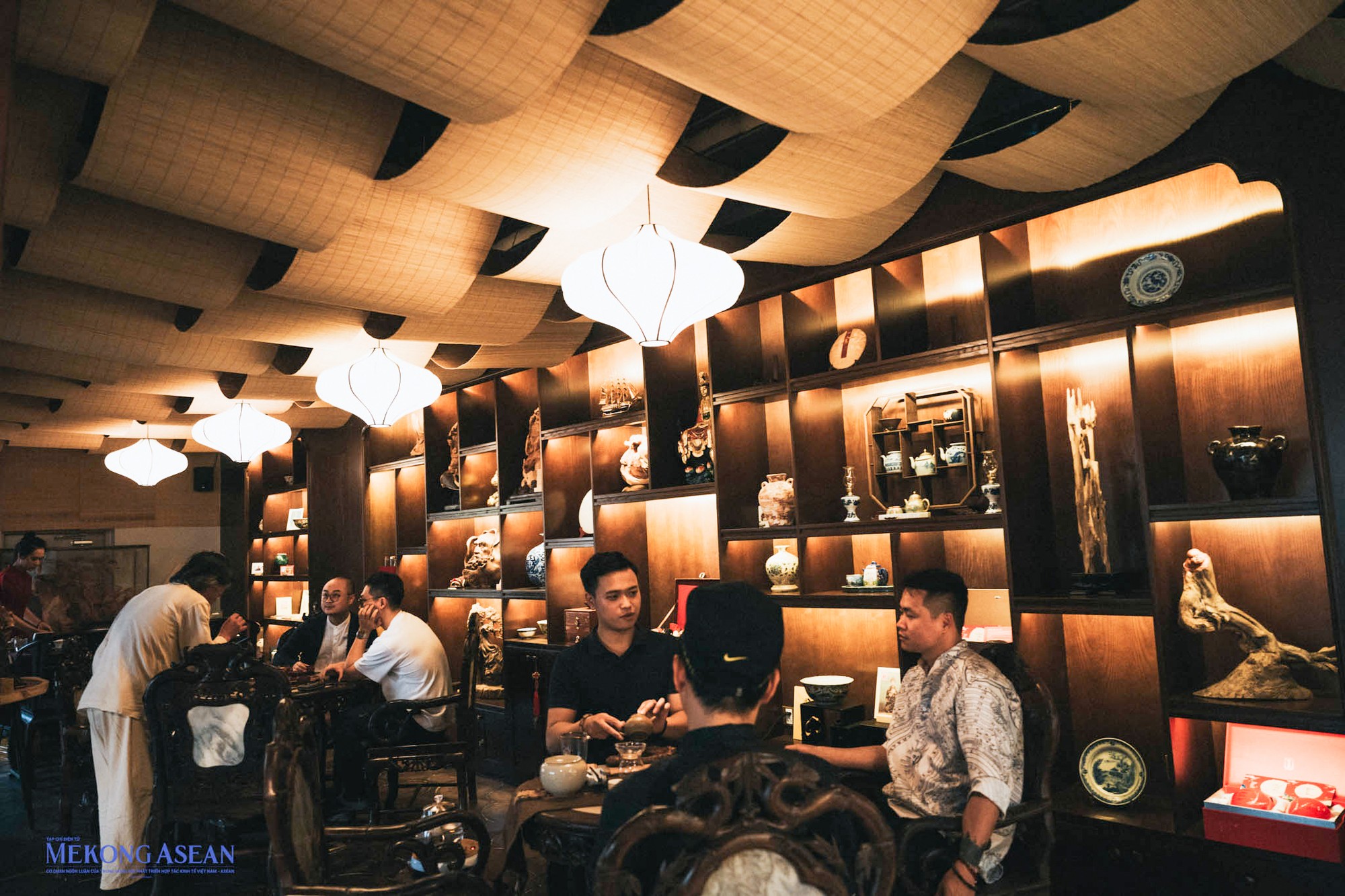 Qu&aacute;n tr&agrave;, địa chỉ tại khu chung cư Luxury Parkview, Y&ecirc;n H&ograve;a, Cầu Giấy, thu h&uacute;t kh&ocirc;ng &iacute;t những vị kh&aacute;ch trẻ tuổi tới thưởng thức.
