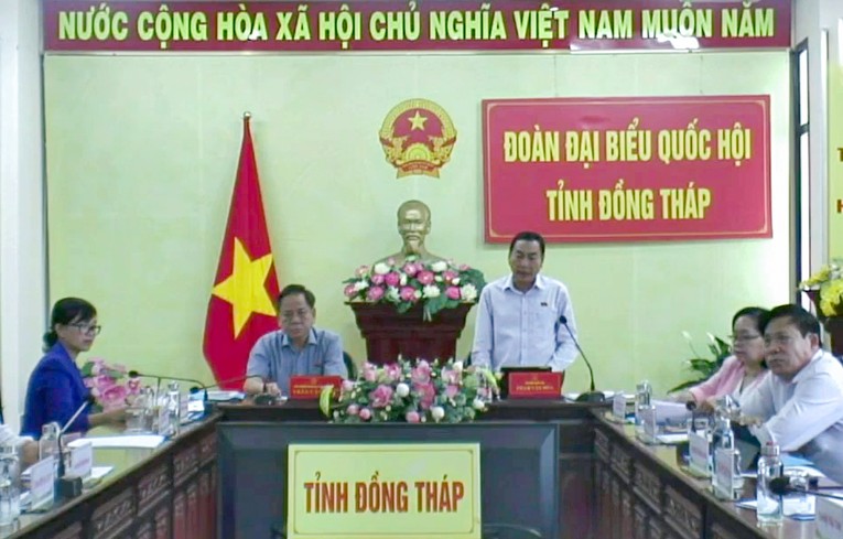 C&aacute;c đại biểu tham gia chất vấn trực tuyến.