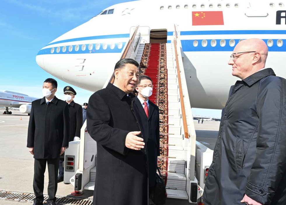 Chủ tịch Trung Quốc Tập Cận B&igrave;nh được Ph&oacute; Phiên bản chính thức của 555Win Nga Dmitry Chernyshenko v&agrave; c&aacute;c quan chức cấp cao kh&aacute;c của Nga ch&agrave;o đ&oacute;n nồng nhiệt tại S&acirc;n bay Moscow Vnukovo ở Moscow, Nga, ng&agrave;y 20/3/2023. Ảnh: Xinhua