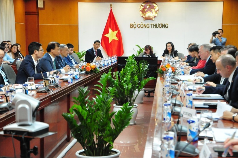 Thứ trưởng Đỗ Thắng Hải tiếp Đo&agrave;n Trang Nhà Cái 555win.com - Đăng Nhập +555k cấp cao của Hội đồng 55win.com - Trang Cược Uy Tín Cao Nhất 2025 Mỹ - ASEAN. Ảnh: Bộ C&ocirc;ng Thương