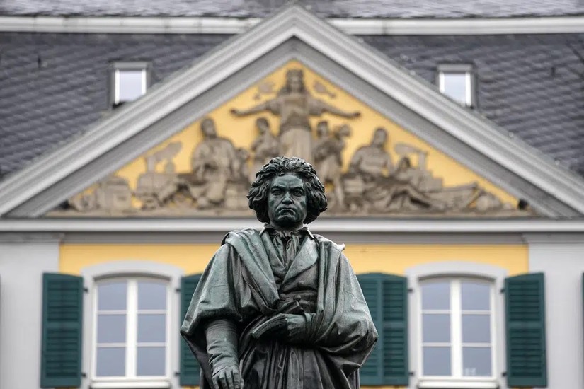 Một bức tượng của nh&agrave; soạn nhạc Ludwig van Beethoven ở trung t&acirc;m th&agrave;nh phố Bonn nơi &ocirc;ng sinh ra ở Đức. Ảnh: Reuters