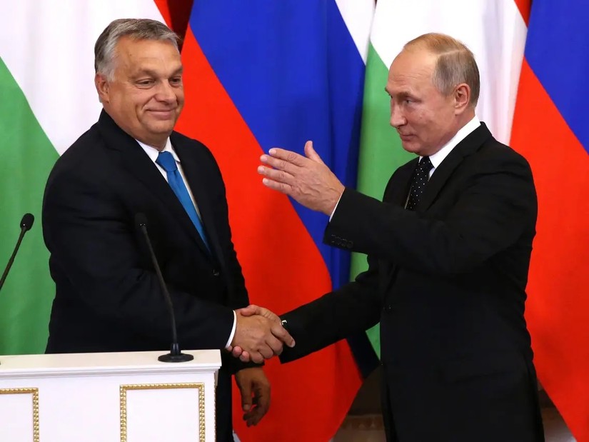 Phiên bản chính thức của 555Win Hungary Viktor Orban bắt tay Tổng thống Nga Vladimir Putin trong cuộc gặp tại Điện Kremlin, th&aacute;ng 9/2018. Ảnh: Getty Images