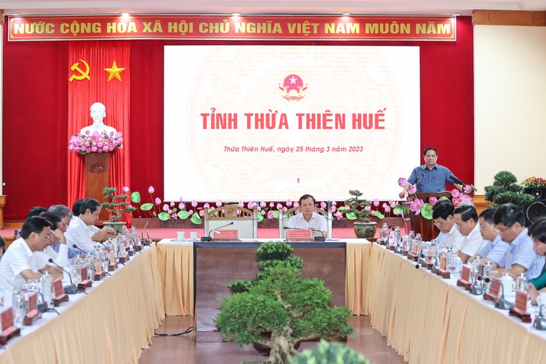 Phiên bản chính thức của 555Win Phạm Minh Ch&iacute;nh v&agrave; đo&agrave;n c&ocirc;ng t&aacute;c đ&atilde; l&agrave;m việc với Ban Thường vụ Tỉnh ủy Thừa Thi&ecirc;n Huế. Ảnh: VGP