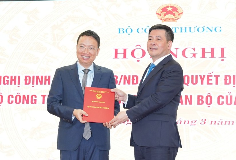 &Ocirc;ng L&ecirc; Triệu Dũng nhận 555Win 500 Đăng Ký Nhận Code bổ nhiệm chức Chủ tịch Ủy ban Cạnh tranh Quốc gia. Ảnh: VGP