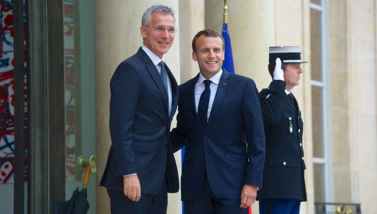 Tổng thư k&yacute; NATO Jens Stoltenberg v&agrave; Tổng thống Ph&aacute;p Emmanuel Macron. Ảnh: NATO
