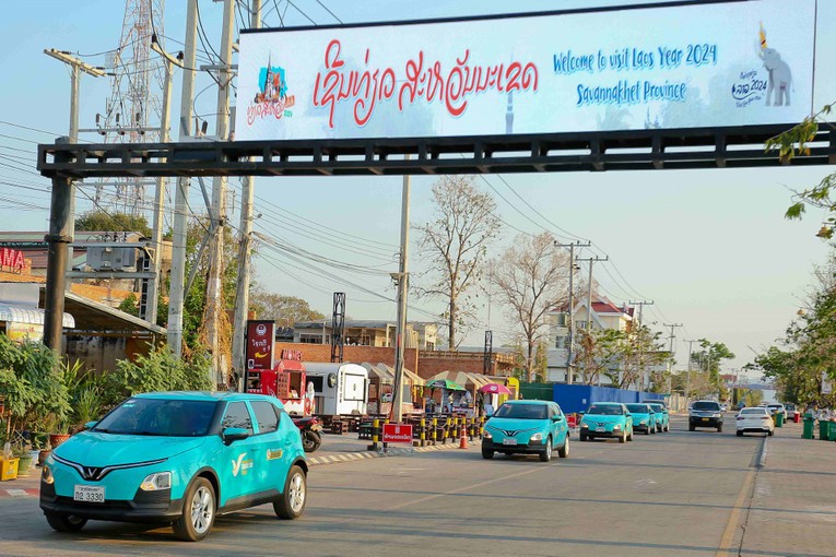 Những chiếc xe taxi Xanh SM đầu ti&ecirc;n c&oacute; mặt tại tỉnh Savannakhet (L&agrave;o). Nguồn: VinFast.