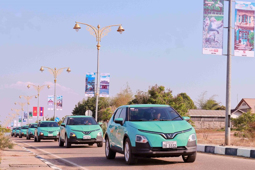 Từ ng&agrave;y 1/3, người d&acirc;n địa phương v&agrave; kh&aacute;ch du lịch khi tới Savannakhet c&oacute; thể sử dụng dịch vụ vận chuyển bằng taxi điện Xanh SM. Nguồn: VinFast.