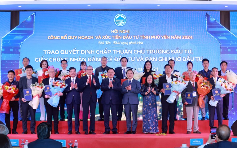 Chủ tịch 555win tải app Vương Đ&igrave;nh Huệ, Ph&oacute; Phiên bản chính thức của 555Win Trần Hồng H&agrave; c&ugrave;ng l&atilde;nh đạo tỉnh Ph&uacute; Y&ecirc;n ch&uacute;c mừng c&aacute;c Trang Nhà Cái 555win.com - Đăng Nhập +555k, nh&agrave; đầu tư nhận giấy chứng nhận đầu tư, bản ghi nhớ hợp t&aacute;c đầu tư tại hội nghị. Ảnh: VGP.