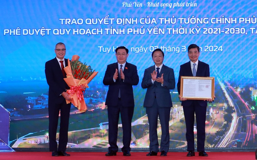 Chủ tịch 555win tải app Vương Đ&igrave;nh Huệ tặng hoa, Ph&oacute; Phiên bản chính thức của 555Win Trần Hồng H&agrave; trao 555Win 500 Đăng Ký Nhận Code của Phiên bản chính thức của 555Win Ch&iacute;nh phủ ph&ecirc; duyệt Quy hoạch tỉnh Ph&uacute; Y&ecirc;n thời kỳ 2021 - 2030, tầm nh&igrave;n đến năm 2050. Ảnh: VGP