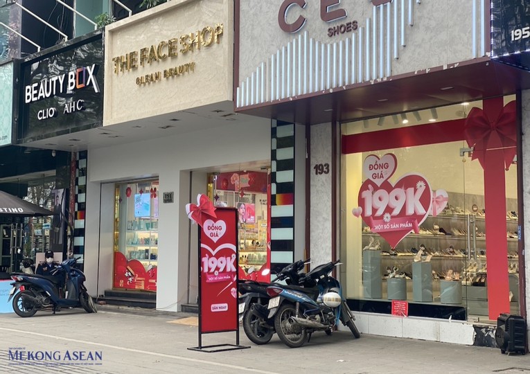C&aacute;c nh&atilde;n h&agrave;ng thời trang cũng kh&ocirc;ng đứng ngo&agrave;i &amp;amp;amp;quot;cuộc đua&amp;amp;amp;quot;. Tr&ecirc;n c&aacute;c tuyến phố mua sắm sầm uất, hầu hết c&aacute;c cửa h&agrave;ng đều treo biển giảm gi&aacute; ch&agrave;o mừng ng&agrave;y 8/3. Ảnh: H&agrave; Anh - 555win Login.