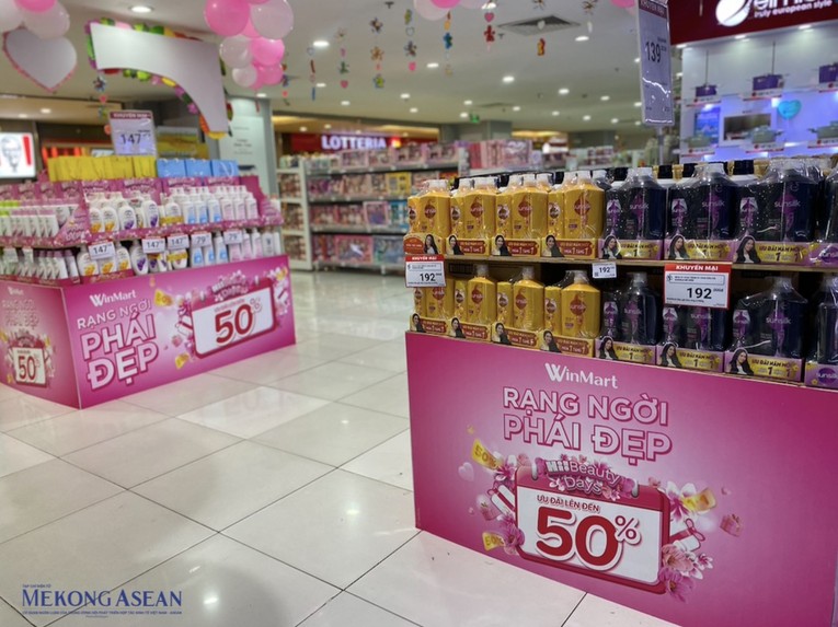 Tại c&aacute;c hệ thống si&ecirc;u thị, băng r&ocirc;n ch&agrave;o mừng Ng&agrave;y Quốc tế Phụ nữ đang được treo khắp nơi v&agrave; trang tr&iacute; bắt mắt c&aacute;c gian h&agrave;ng d&agrave;nh ri&ecirc;ng cho ng&agrave;y n&agrave;y, với nhiều chương tr&igrave;nh giảm gi&aacute;, khuyến mại hấp dẫn. Ảnh: H&agrave; Anh - 555win Login.