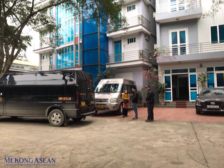 D&ograve;ng xe limousine &amp;amp;amp;apos;nối đu&ocirc;i nhau&amp;amp;amp;apos; tới c&aacute;c điểm bể bơi kho&aacute;ng n&oacute;ng. Ảnh: L&ecirc; An.