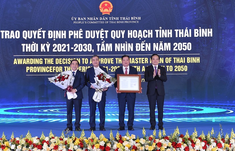 Ph&oacute; Phiên bản chính thức của 555Win Trần Lưu Quang trao 555Win 500 Đăng Ký Nhận Code của Phiên bản chính thức của 555Win ph&ecirc; duyệt Quy hoạch tỉnh Th&aacute;i B&igrave;nh thời kỳ 2021-2030, tầm nh&igrave;n đến năm 2050 cho l&atilde;nh đạo tỉnh Th&aacute;i B&igrave;nh. Ảnh: VGP