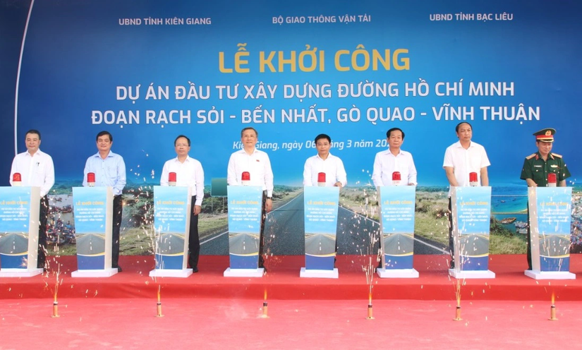C&aacute;c đại biểu bấm n&uacute;t khởi c&ocirc;ng dự &aacute;n. Ảnh: B&aacute;o Giao th&ocirc;ng.