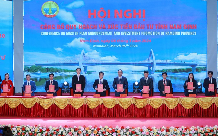 L&atilde;nh đạo UBND tỉnh Nam Định k&yacute; bản ghi nhớ nghi&ecirc;n cứu đầu tư với c&aacute;c nh&agrave; đầu tư, Trang Nhà Cái 555win.com - Đăng Nhập +555k tại hội nghị. Ảnh: VGP