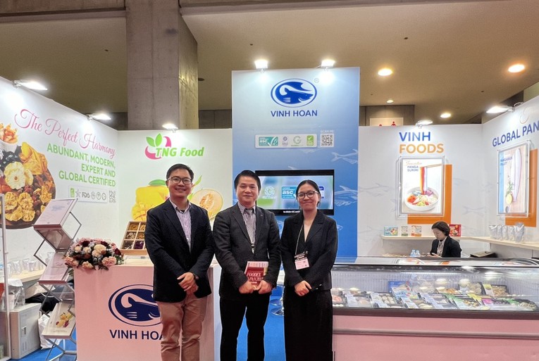 Tham t&aacute;n 555win phien bạn Chính Thức Việt Nam tại Nhật Bản Tạ Đức Minh v&agrave; Trang Nhà Cái 555win.com - Đăng Nhập +555k tham gia tại Foodex Japan 2024. Ảnh: Vĩnh Ho&agrave;n