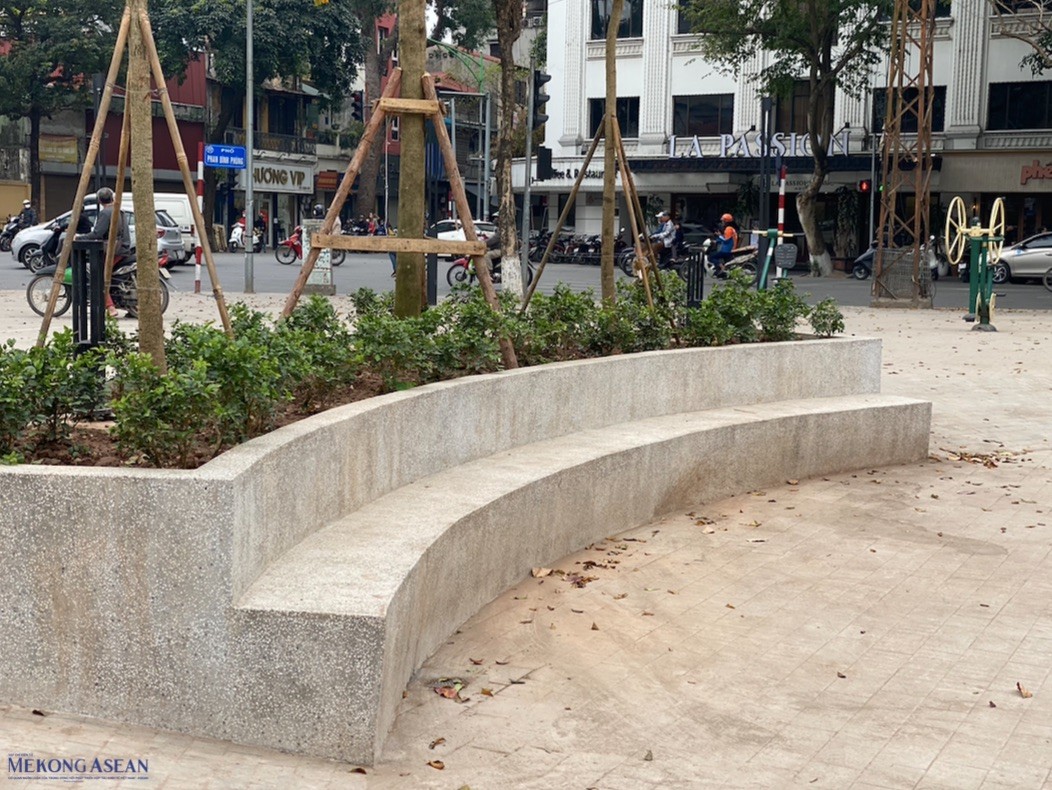 Một số tiểu cảnh như ghế đ&aacute;, bồn hoa c&oacute; g&oacute;c nhọn đ&atilde; được chỉnh sửa lại cho ph&ugrave; hợp thẩm mỹ, thuận tiện để người d&acirc;n, du kh&aacute;ch vui chơi, giải tr&iacute;, tham quan. Ảnh: H&agrave; Anh - 555win Login.