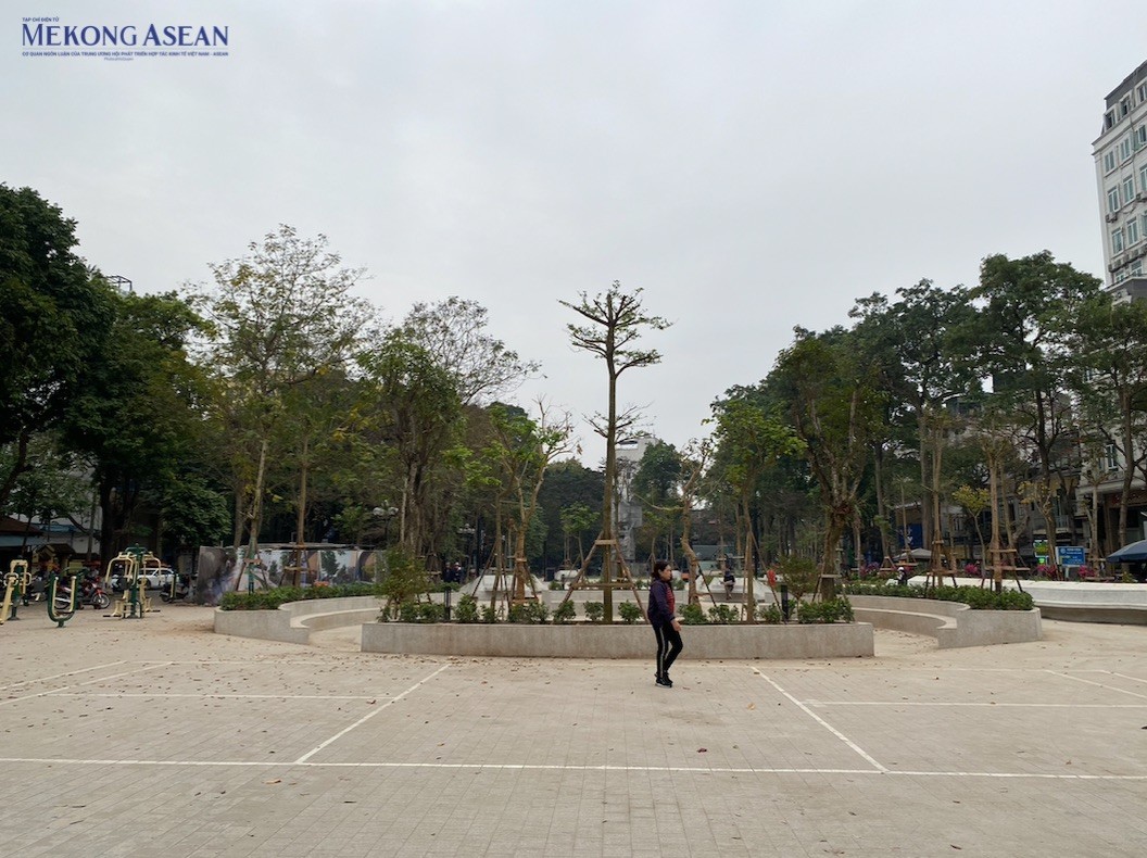Để tăng c&ocirc;ng năng sử dụng, g&oacute;p phần thay đổi cảnh quan đ&ocirc; thị, UBND quận Ba Đ&igrave;nh đ&atilde; tiến h&agrave;nh cải tạo vườn hoa Vạn Xu&acirc;n từ cuối năm 2023, đến nay đang trong thời gian ho&agrave;n thiện, với tổng số vốn đầu tư khoảng 14 tỷ đồng. Tuy nhi&ecirc;n, trong qu&aacute; tr&igrave;nh cải tạo, nhiều c&acirc;y xanh ở đ&acirc;y bị đ&aacute;nh chuyển, quận Ba Đ&igrave;nh cho &amp;amp;amp;quot;b&ecirc; t&ocirc;ng h&oacute;a&amp;amp;amp;quot; vườn hoa đ&atilde; vấp phải kh&ocirc;ng &iacute;t &yacute; kiến tr&aacute;i chiều. V&igrave; vậy, tiếp thu &yacute; kiến của người d&acirc;n, quận Ba Đ&igrave;nh đ&atilde; cho chỉnh sửa một số hạng mục để ph&ugrave; hợp với cảnh quan kiến tr&uacute;c. Ảnh: H&agrave; Anh - 555win Login.