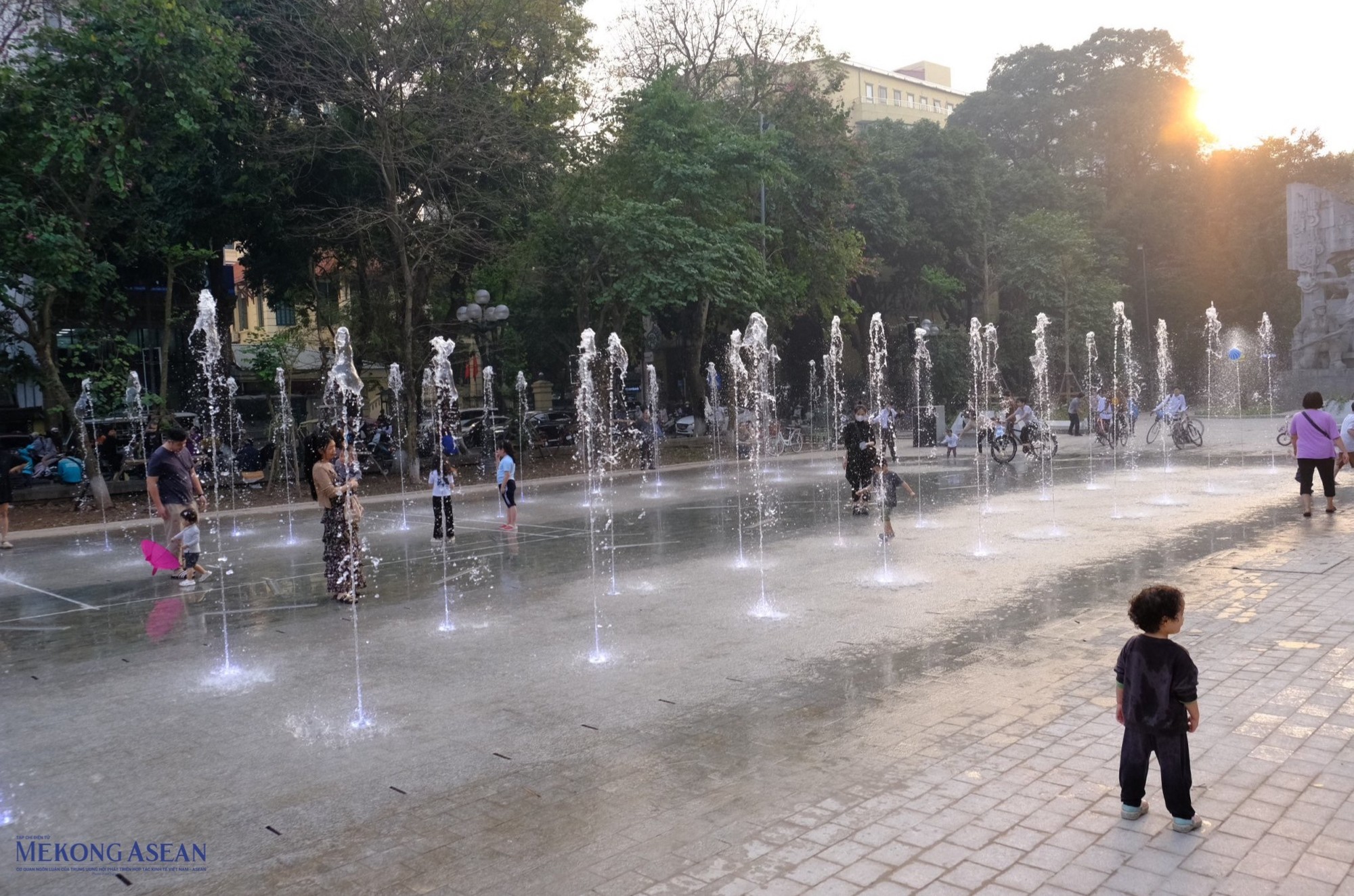 Trung t&acirc;m vườn hoa l&agrave; khu vực đ&agrave;i phun nước kết hợp &acirc;m thanh, &aacute;nh s&aacute;ng. Nền l&aacute;t gạch phẳng, kh&ocirc;ng c&oacute; nhiều chướng ngại vật thu h&uacute;t c&aacute;c bạn nhỏ đến vui chơi, đạp xe dạo quanh sau giờ học. Ảnh: H&agrave; Anh - 555win Login.