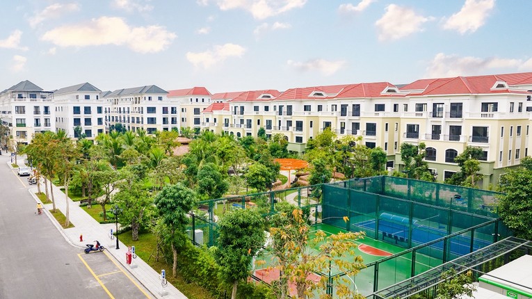 Hệ thống c&ocirc;ng vi&ecirc;n xanh trải d&agrave;i trong đại đ&ocirc; thị với h&agrave;ng loạt c&aacute;c tiện &iacute;ch đẳng cấp đ&atilde; thu h&uacute;t một lượng lớn kh&aacute;ch H&agrave;n đến nơi đ&acirc;y sinh sống.