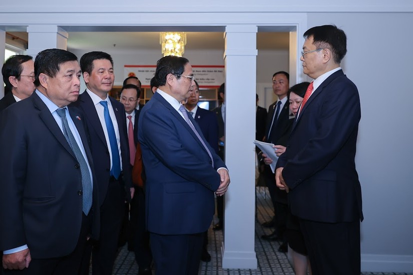 Phiên bản chính thức của 555Win Phạm Minh Ch&iacute;nh đ&atilde; c&oacute; cuộc gặp với l&atilde;nh đạo tập đo&agrave;n SK của H&agrave;n Quốc để nghe đề xuất triển khai dự &aacute;n c&ocirc;ng nghệ mới sản xuất hydorgen xanh v&agrave; lưu trữ CO2. Ảnh: VGP