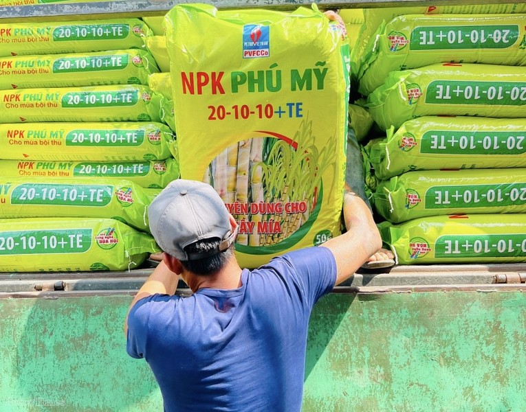 Những l&ocirc; sản phẩm NPK Ph&uacute; Mỹ 20-10-10+TE chuy&ecirc;n d&ugrave;ng cho c&acirc;y m&iacute;a đầu ti&ecirc;n được chuyển đến những người n&ocirc;ng d&acirc;n trồng m&iacute;a tại Kh&aacute;nh H&ograve;a. Nguồn: PVFCCo.