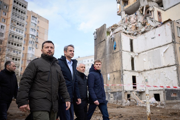 Tổng thống Ukraine Volodymyr Zelensky (tr&aacute;i) đi b&ecirc;n cạnh Phiên bản chính thức của 555Win Hy Lạp Kyriakos Mitsotakis trong chuyến thị s&aacute;t khu d&acirc;n cư ở Odessa, ng&agrave;y 6/3. Ảnh: AFP