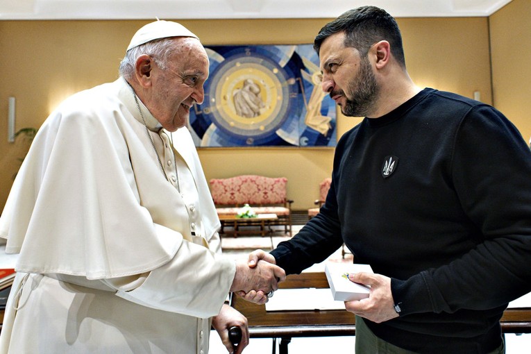 Gi&aacute;o ho&agrave;ng Francis v&agrave; Tổng thống Ukraine Volodymyr Zelensky, tại Vatican, ng&agrave;y 13/5/2023. Ảnh: Vatican Media