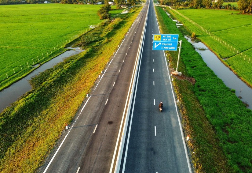 Một đoạn tr&ecirc;n tuyến đường Lộ Tẻ - Rạch Sỏi. Nguồn: TTXVN.