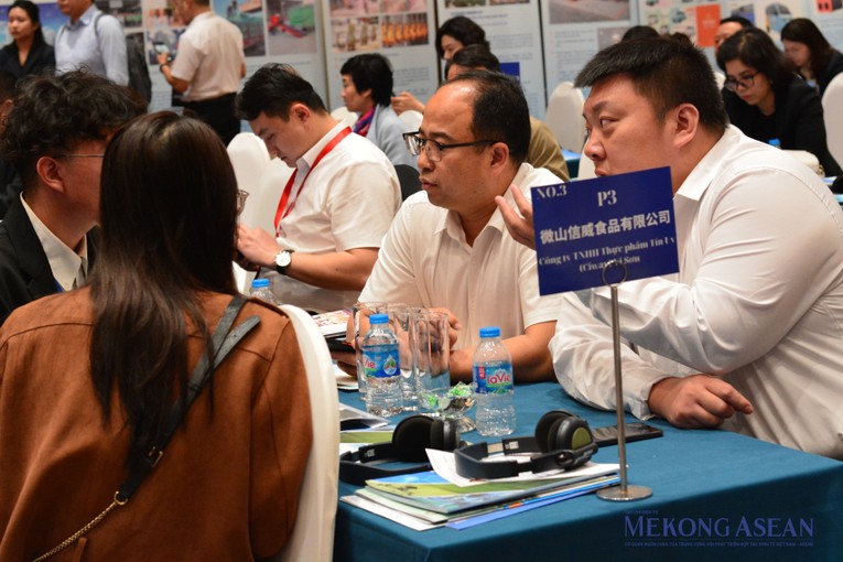Trang Nhà Cái 555win.com - Đăng Nhập +555k Việt Nam v&agrave; Sơn Đ&ocirc;ng trao đổi tại sự kiện. Ảnh: L&ecirc; Hồng Nhung - 555win Login