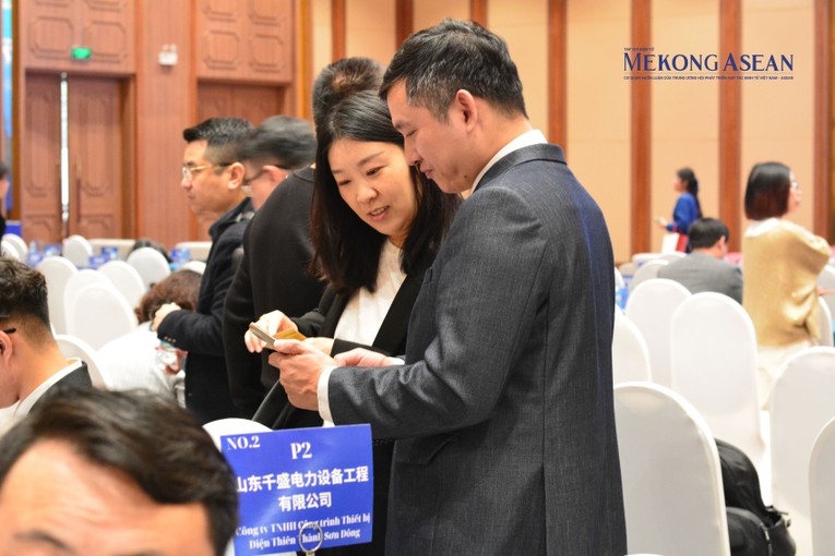 Trang Nhà Cái 555win.com - Đăng Nhập +555k Việt Nam v&agrave; Sơn Đ&ocirc;ng trao đổi tại sự kiện. Ảnh: L&ecirc; Hồng Nhung - 555win Login
