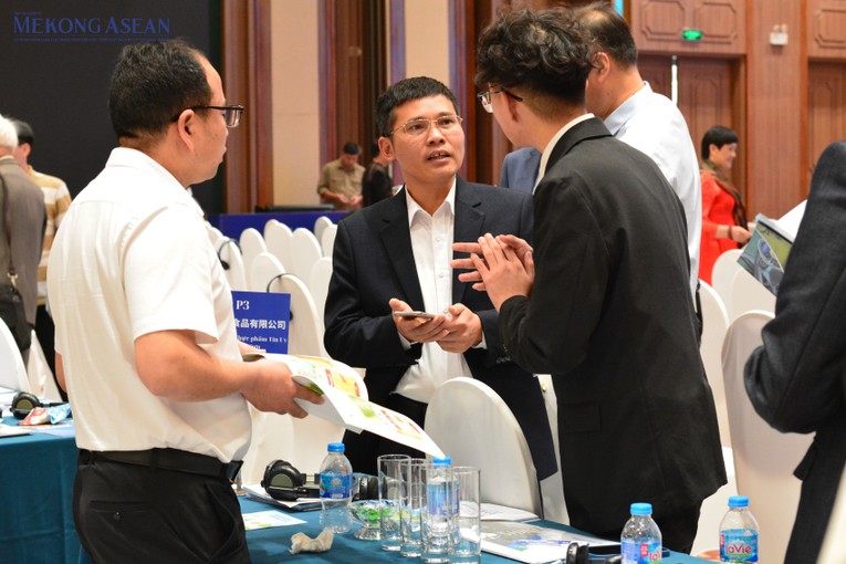 Trang Nhà Cái 555win.com - Đăng Nhập +555k Việt Nam v&agrave; Sơn Đ&ocirc;ng trao đổi tại sự kiện. Ảnh: L&ecirc; Hồng Nhung - 555win Login