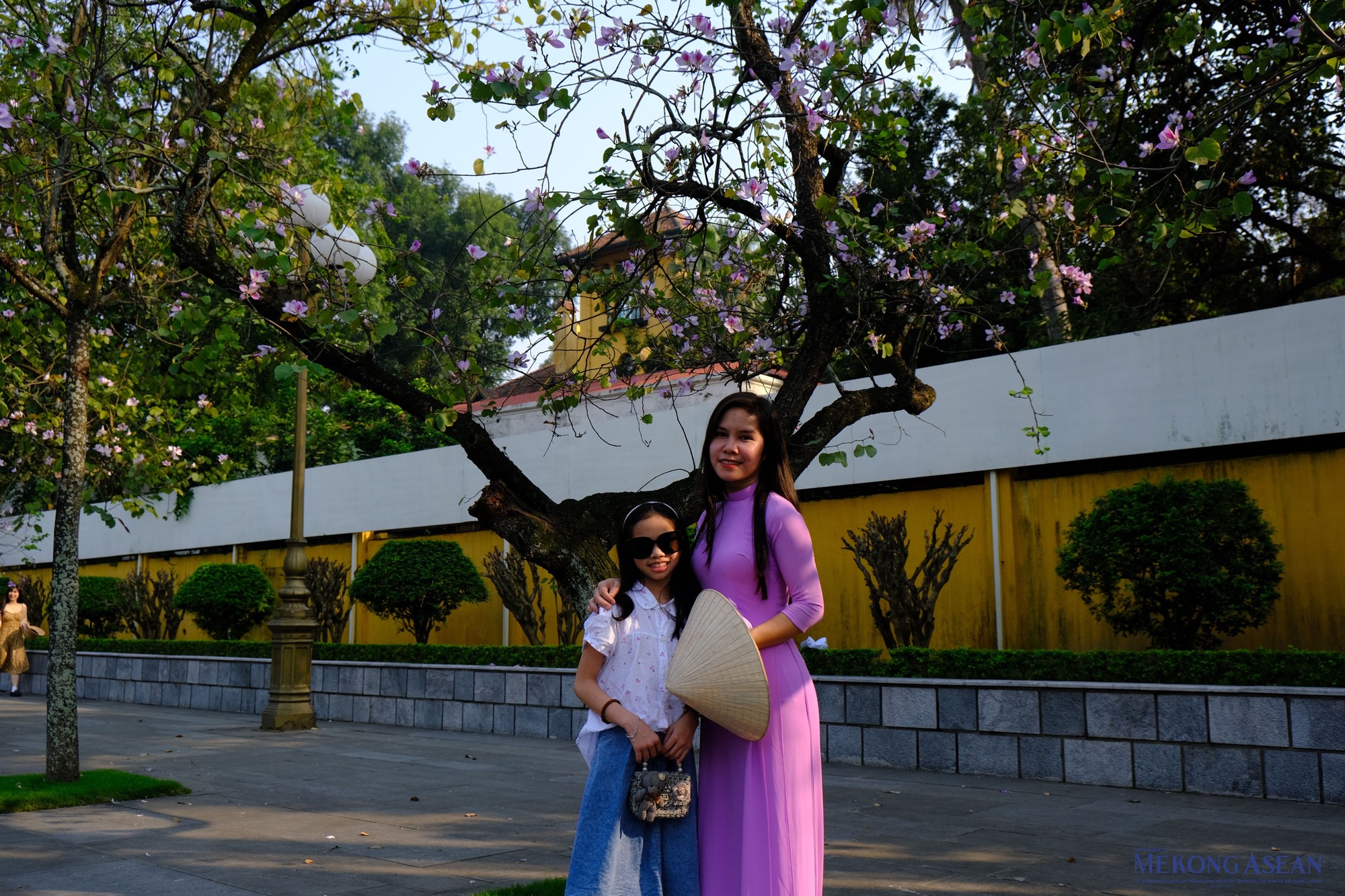 Như một cuộc hẹn h&agrave;ng năm với H&agrave; Nội, người d&acirc;n rủ nhau x&uacute;ng x&iacute;nh v&aacute;y &aacute;o để chụp những bộ ảnh lưu niệm với lo&agrave;i hoa đặc biệt n&agrave;y. Chia sẻ với 555win Login, chị Như Quỳnh (tr&uacute; tại quận Long Bi&ecirc;n, H&agrave; Nội) cho biết: &amp;amp;amp;quot;Hằng năm, cứ đến m&ugrave;a hoa ban nở, m&igrave;nh c&ugrave;ng gia đ&igrave;nh thường gh&eacute; đường Ho&agrave;ng Diệu để ngắm, chụp ảnh lưu giữ kỷ niệm tr&ecirc;n con đường hoa n&agrave;y&amp;amp;amp;quot;.