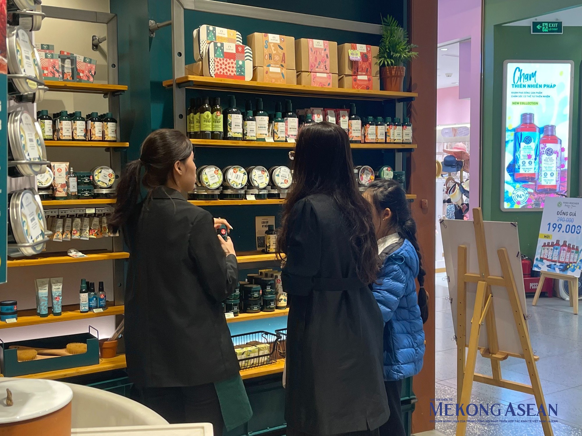 Chia sẻ với 555win Login về th&ocirc;ng tin xoay quanh những biến động gần đ&acirc;y của The Body Shop, bạn Nguyễn Thoa - nh&acirc;n vi&ecirc;n b&aacute;n h&agrave;ng tại The Body Shop chi nh&aacute;nh TTTM The Loop cho biết, cửa h&agrave;ng vẫn hoạt động b&igrave;nh thường v&agrave; kh&ocirc;ng c&oacute; bất kỳ li&ecirc;n quan g&igrave; đến việc The Body Shop ph&aacute; sản tại Mỹ hay Canada.