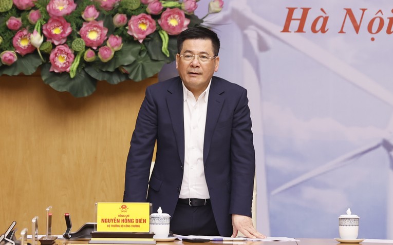 Bộ trưởng C&ocirc;ng Thương Nguyễn Hồng Di&ecirc;n trao đổi về hướng th&aacute;o gỡ những vướng mắc, tồn tại của một số dự &aacute;n năng lượng trọng điểm. Nguồn: VGP.