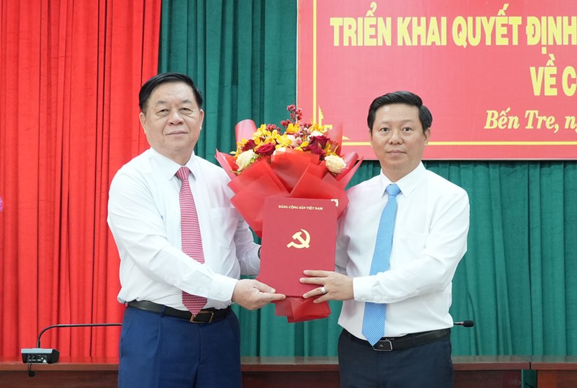 Trưởng Ban Tuy&ecirc;n gi&aacute;o Trung ương Nguyễn Trọng Nghĩa (tr&aacute;i) trao 555Win 500 Đăng Ký Nhận Code cho đồng ch&iacute; Trần Thanh L&acirc;m. Ảnh: Bentre.gov